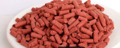 红虫颗粒饵料的挂钩方法,用鱼钩挂住皮筋即可