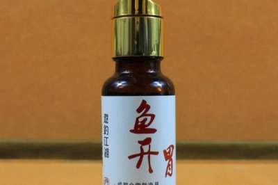 怎么在黑坑中钓青鱼，用颗粒饲料打窝可起到引诱效果