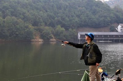 钓鱼用长竿还是短竿，需根据季节、鱼种等条件做决定