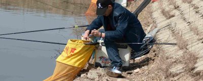 黑坑竞技钓鲤鱼用哪种鱼竿,可选择本汀隼、擒王、黑蛟龙等竿型