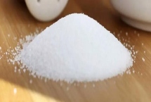 打开包装的食盐为何容易结块，原因是吸收了空气中的水分