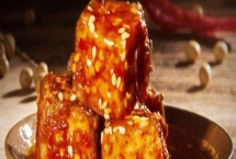 湖南临湘的土特产，包括龙窖腐乳、龙窖酱菜、临湘黑茶等种类