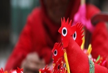 立春的习俗，早上要燃放鞭炮迎春