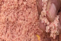 大野战腥味版饵料介绍，属于浓腥型鱼饵、适合垂钓鲫鱼和鲤鱼等鱼种