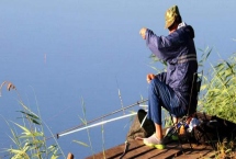 春季钓鲤鱼选什么位置，水草区、铧尖、凹湾都是最佳钓点