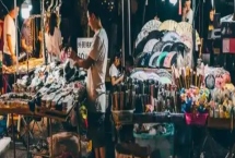 摆地摊要怎么摆，选择人流量大的地方和位置