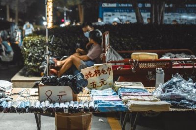 摆地摊要怎么摆，选择人流量大的地方和位置