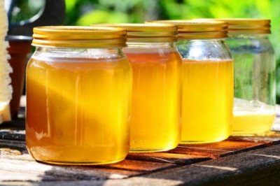 蜂蜜有几种颜色,主要有白色、水白色、琥珀色等7种颜色