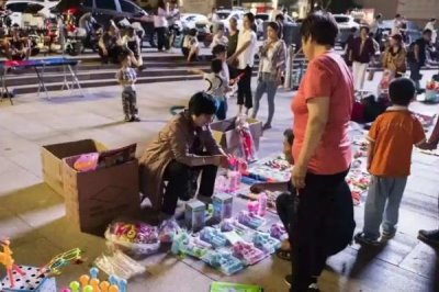 摆地摊要怎么摆，选择人流量大的地方和位置