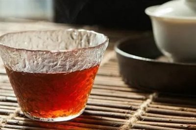 大暑节气的习俗，主要有喝伏茶、烧伏香、晒伏姜