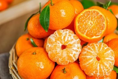 沙糖桔的鉴别方法,成熟后表皮呈金黄色、剥皮时容易折断