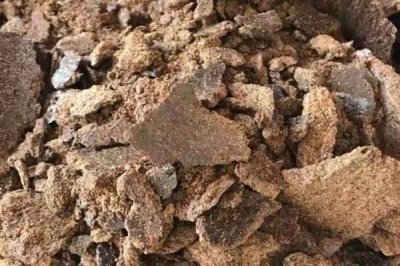 油饼肥料的正确使用方法,稀释后浇灌在土壤表面