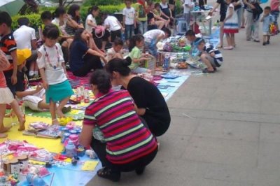 摆地摊要怎么摆，选择人流量大的地方和位置