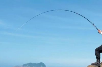 早春钓鲫鱼技巧,建议选择中午垂钓