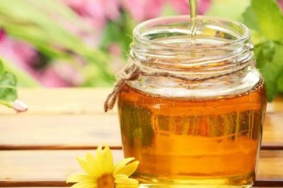 蜂蜜怎么辨别真假，色泽、气味、价格等方面可辨别
