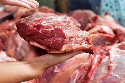 去市场买牛肉怎么买,先观察颜色再闻味道