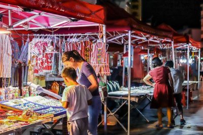 摆地摊要怎么摆，选择人流量大的地方和位置