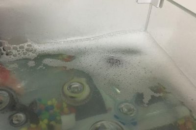 怎么消除鱼缸里面的气泡,气体饱和可用氧气泵打氧