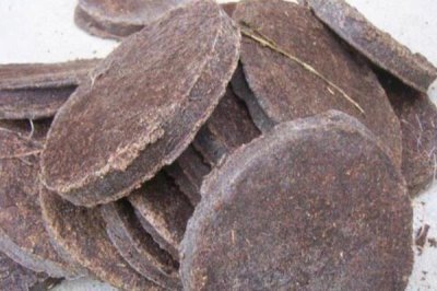 油饼肥料的正确使用方法,稀释后浇灌在土壤表面