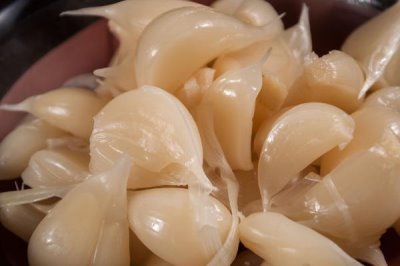大蒜怎么腌制,分别介绍腌咸蒜、腌糖蒜和腊八蒜