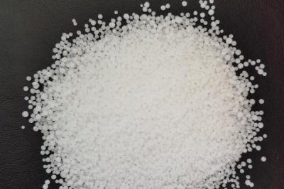 尿素的原料，是用碳、氮、氧、氢组成的有机化合物