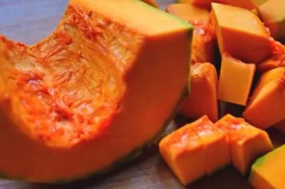 南瓜快速去皮方法,切成小块后再削去外皮即可