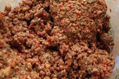 鲤鱼的窝料配方，常用材料包括麦麸、玉米渣、豆饼等物质